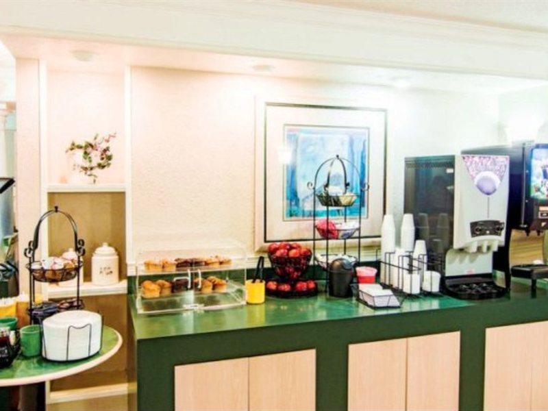 Hotel La Quinta By Wyndham Airport Lynhurst Indianapolis
